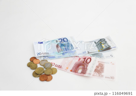 白い背景で撮った 少し古い世界のお金シリーズ  EUユーロ 116849691