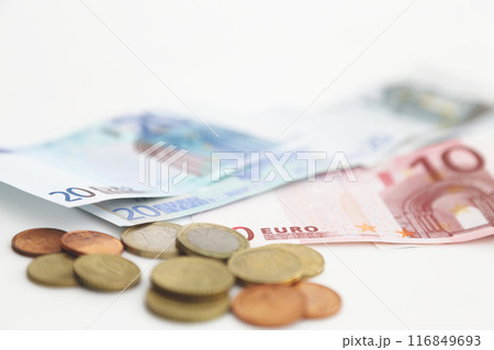 白い背景で撮った 少し古い世界のお金シリーズ EUユーロ 白い背景で撮った 少し古い世界のお金シリーズ EUユーロ 116849693