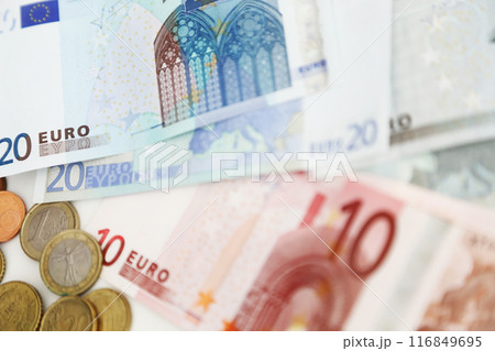 白い背景で撮った 少し古い世界のお金シリーズ  EUユーロ 116849695