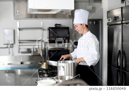 厨房で料理を作る若いアジア人の男性調理師 厨房で料理を作る若いアジア人の男性調理師 116850049