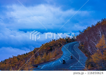(静岡県)富士山富士宮口五合目駐車場と眼下の雲海 (静岡県)富士山富士宮口五合目駐車場と眼下の雲海 116850624