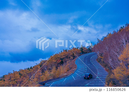 （静岡県）富士山富士宮口五合目駐車場と眼下の雲海 116850626