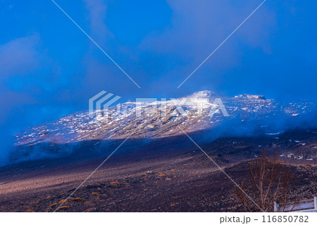 （静岡県）富士山富士宮口五合目から冠雪した山頂を見上げる 116850782