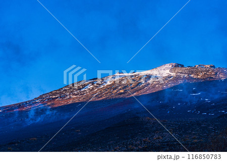 （静岡県）富士山富士宮口五合目から冠雪した山頂を見上げる 116850783