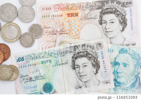 白い背景で撮った 少し古い世界のお金シリーズ イギリスポンド 116851093