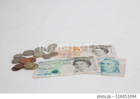 白い背景で撮った 少し古い世界のお金シリーズ イギリスポンド 116851094