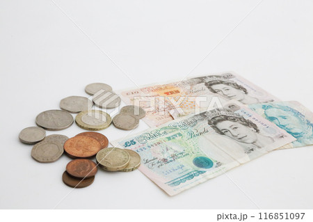 白い背景で撮った 少し古い世界のお金シリーズ イギリスポンド 116851097