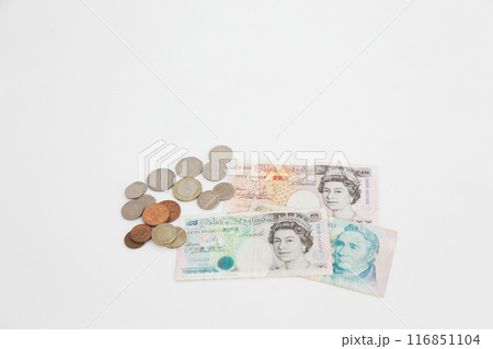 白い背景で撮った 少し古い世界のお金シリーズ イギリスポンド 白い背景で撮った 少し古い世界のお金シリーズ イギリスポンド 116851104