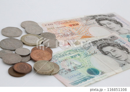 白い背景で撮った 少し古い世界のお金シリーズ イギリスポンド 116851108
