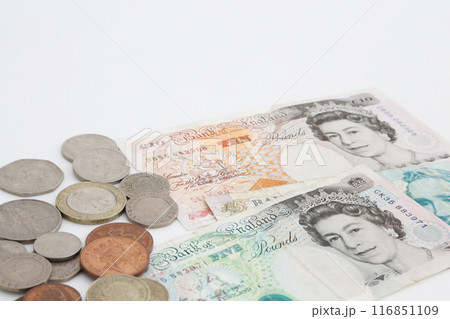 白い背景で撮った 少し古い世界のお金シリーズ イギリスポンド 白い背景で撮った 少し古い世界のお金シリーズ イギリスポンド 116851109