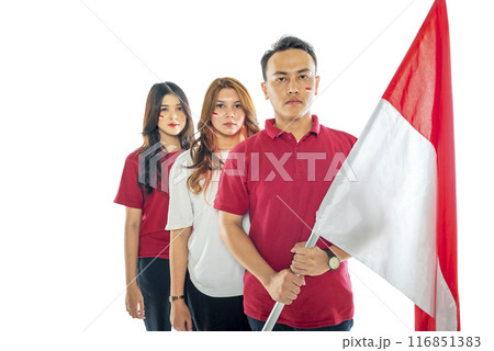 Portrait of Indonesian people carrying Indonesian flags 116851383