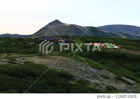 夏の北海道　大雪山　早朝　桂月岳より　黒岳石室　テント場　烏帽子岳　赤岳を望む 116851929