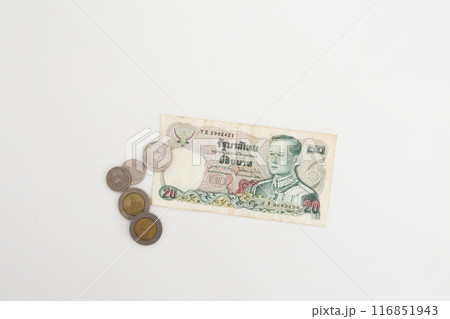 白い背景で撮った 少し古い世界のお金シリーズ タイバーツ 116851943