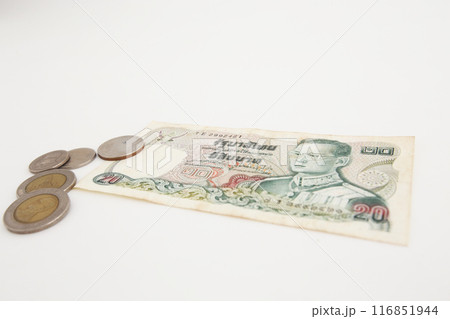白い背景で撮った 少し古い世界のお金シリーズ タイバーツ 116851944