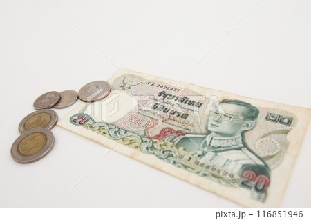 白い背景で撮った 少し古い世界のお金シリーズ タイバーツ 116851946
