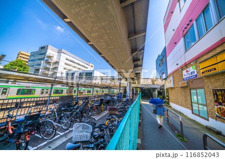 日本の横浜都市景観 7月。横浜市保土ケ谷区にある保土ケ谷駅(東口)の駅前や電車などを望む=22日 日本の横浜都市景観 7月。横浜市保土ケ谷区にある保土ケ谷駅(東口)の駅前や電車などを望む=22日 116852043