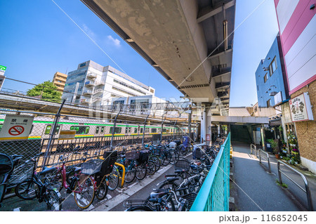 日本の横浜都市景観　7月。横浜市保土ケ谷区にある保土ケ谷駅（東口）の駅前や電車などを望む＝22日 116852045