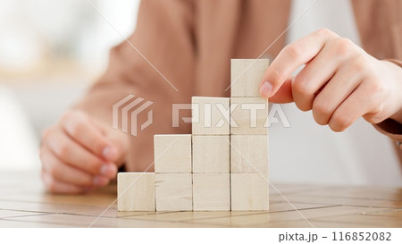 積み木を積み上げる男性 116852082