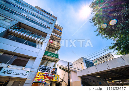 日本の横浜都市景観 7月。横浜市保土ケ谷区にある保土ケ谷駅(西口)や太陽光、水滴などを望む=22日 日本の横浜都市景観 7月。横浜市保土ケ谷区にある保土ケ谷駅(西口)や太陽光、水滴などを望む=22日 116852657