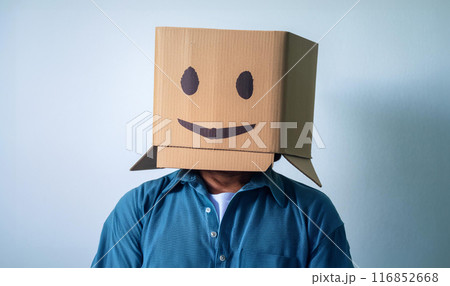 ダンボール箱をかぶった男性 116852668
