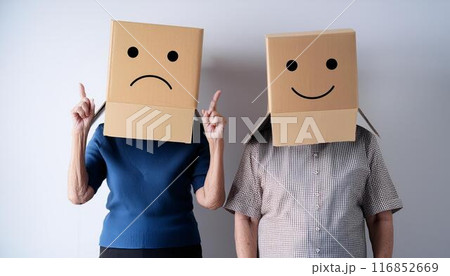 ダンボール箱をかぶった高齢者 ダンボール箱をかぶった高齢者 116852669
