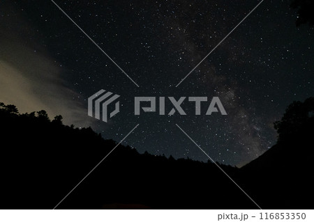 仙丈ヶ岳と甲斐駒ヶ岳の為の長衛小屋ベースキャンプの夜空 116853350
