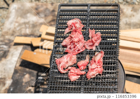 【オートキャンプ場でソロキャンプ 網で牛肉を焼く】 【オートキャンプ場でソロキャンプ 網で牛肉を焼く】 116853396