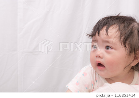 【おばあさんに抱っこさってるツインテールの赤ちゃん 泣き顔】 【おばあさんに抱っこさってるツインテールの赤ちゃん 泣き顔】 116853414