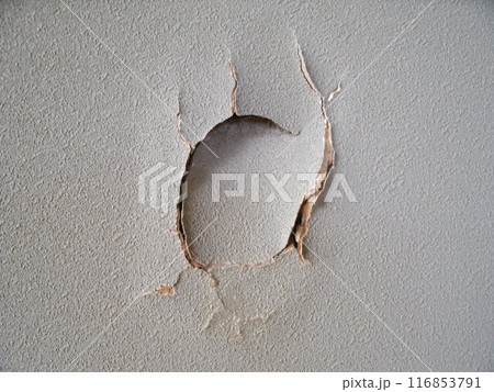 壁に空いた穴とへこみ 116853791