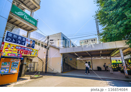 日本の横浜都市景観　7月。保土ケ谷駅。「出ました！億万長者！年末ジャンボで10億円」＝22日 116854084