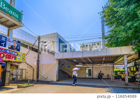 日本の横浜都市景観　7月。横浜市保土ケ谷区にある保土ケ谷駅（西口）などを望む＝22日 116854089