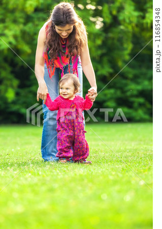 Mother with baby in the park 116854348