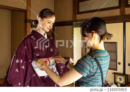 和服の着付けをして貰う外国人女性 116855063