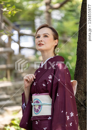 木陰に立つ着物姿の外国人女性 116855977