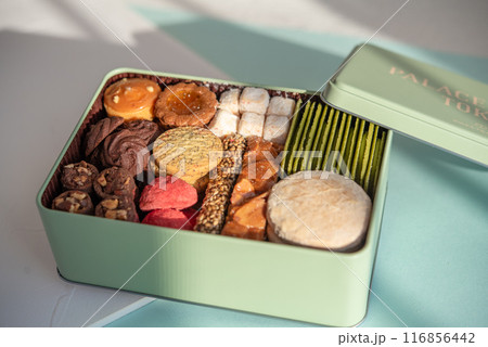 カラフルなクッキー缶 カラフルなクッキー缶 116856442