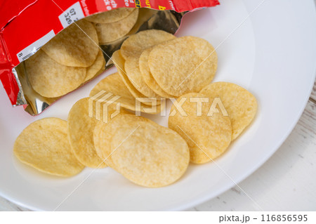 お皿に出したポテトチップス お皿に出したポテトチップス 116856595