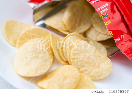 お皿に出したポテトチップス 116856597