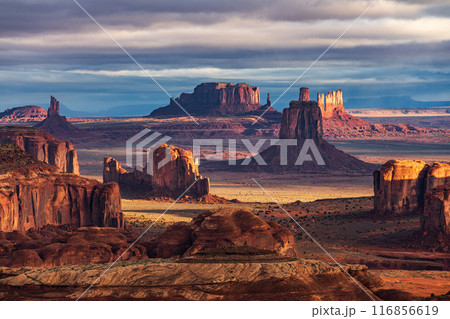 Hunts Mesa at sunrise, Monument Valley, Arizona, USA 116856619