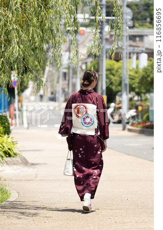 柳の樹の下を歩く着物姿の外国人女性 116856695
