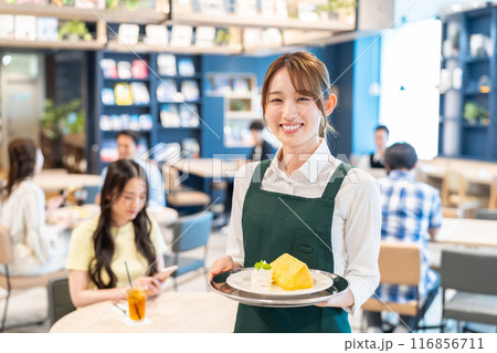 カフェの店員 撮影協力:Creadisce(丸善雄松堂株式会社) カフェの店員 撮影協力:Creadisce(丸善雄松堂株式会社) 116856711