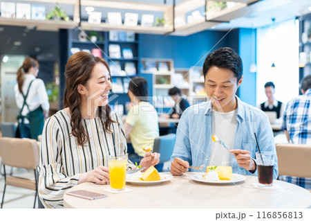 カフェでくつろぐミドルの夫婦 撮影協力:Creadisce(丸善雄松堂株式会社) カフェでくつろぐミドルの夫婦 撮影協力:Creadisce(丸善雄松堂株式会社) 116856813