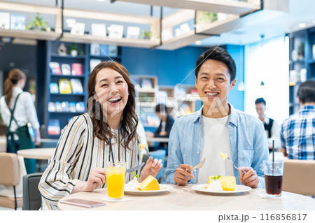 カフェでくつろぐミドルの夫婦　撮影協力：Creadisce（丸善雄松堂株式会社） 116856817