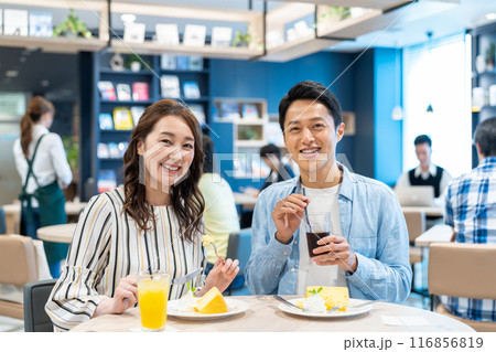 カフェでくつろぐミドルの夫婦 撮影協力:Creadisce(丸善雄松堂株式会社) カフェでくつろぐミドルの夫婦 撮影協力:Creadisce(丸善雄松堂株式会社) 116856819