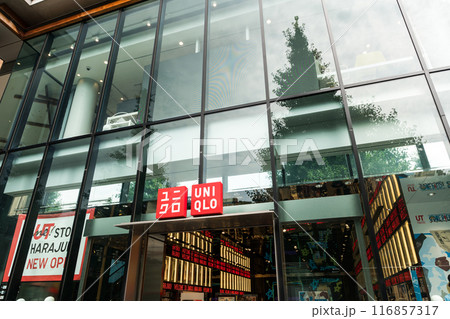 ユニクロ原宿店　入口　楽しいショッピング　夏晴れの青空　東京都渋谷区 116857317