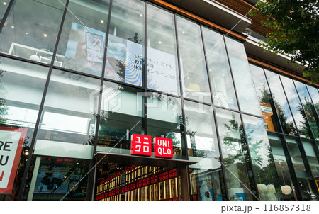 ユニクロ原宿店の入口　楽しいショッピング　夏晴れの青空　東京都渋谷区 116857318