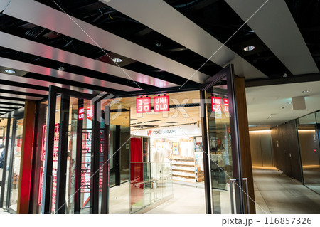 ユニクロ原宿店 別の入口 楽しいショッピング 夏晴れの青空 東京都渋谷区 ユニクロ原宿店 別の入口 楽しいショッピング 夏晴れの青空 東京都渋谷区 116857326