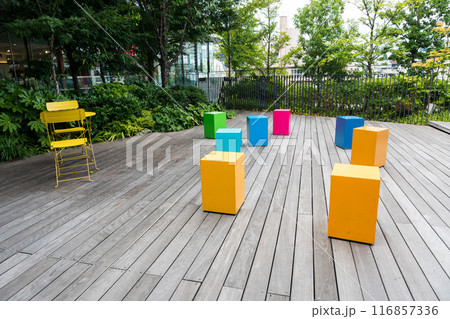 ユニクロ・イケアのビルにある屋上庭園　休憩所　原宿　夏晴れの青空　東京都渋谷区 116857336