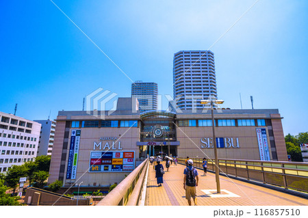 日本の横浜都市景観　7月。横浜市戸塚区の東戸塚駅前のオーロラシティなどを望む＝22日 116857510