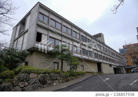 前川國男、坂倉準三、吉村順三共同設計による【国際文化会館】本館　（東京都港区六本木） 116857556