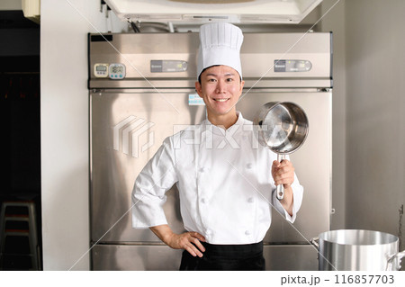 厨房で料理を作る若いアジア人の男性調理師 厨房で料理を作る若いアジア人の男性調理師 116857703